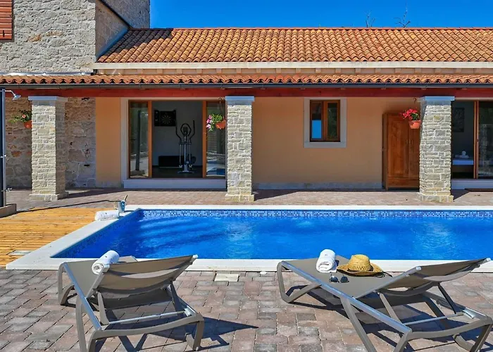 Jacassa With Pool And Jacuzzi * ביוגראד נה מורו